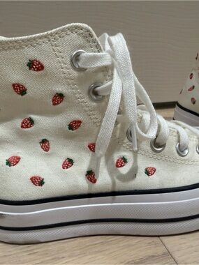 Converse Strawberry Platform Chucks